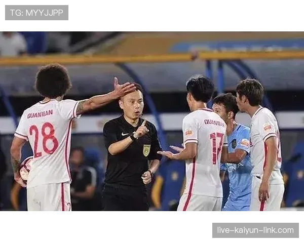 犯规判定的核心依据：动作意图与接触程度如何影响裁判决策