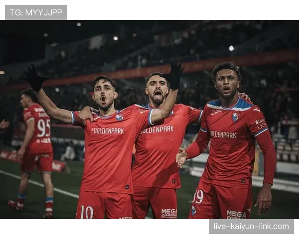 曼联防守体系漏洞频出：稳定性承压，竞争格局面临考验