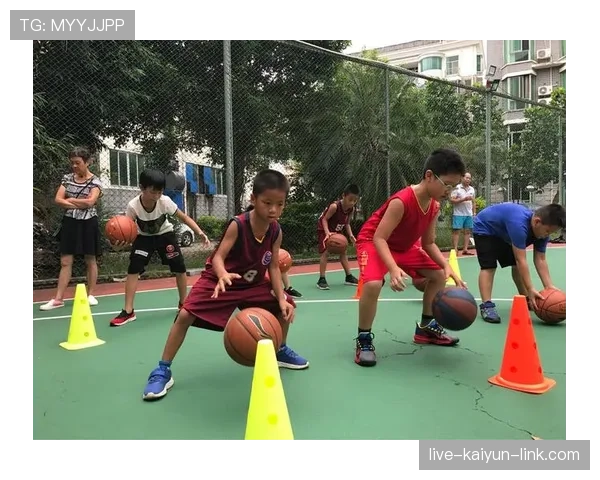 两次运球在篮球比赛中如何正确判定？避免违例的关键解析